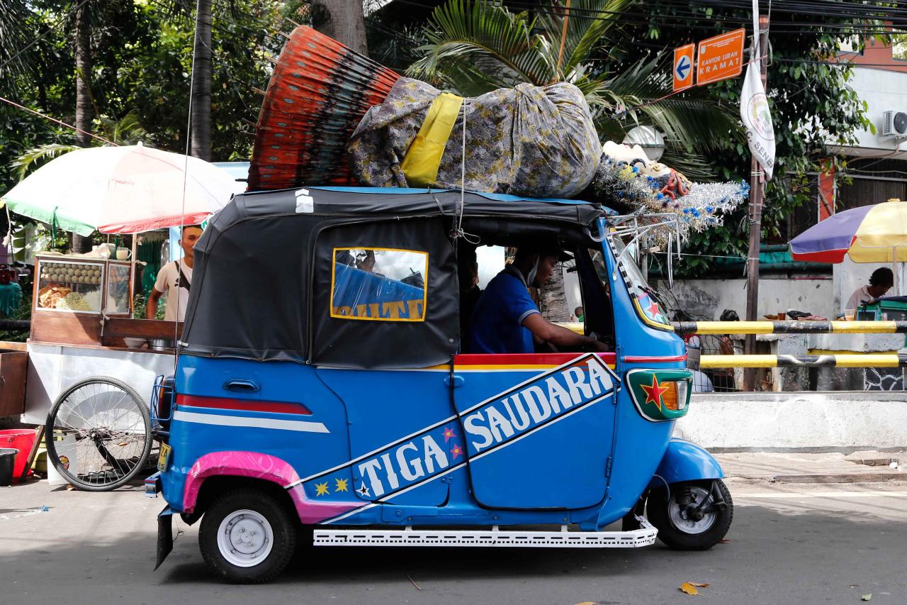Geliat Pengamen Ondel-ondel...