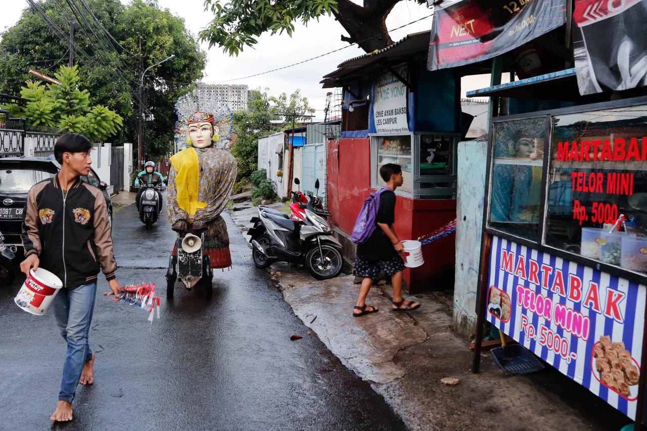 Geliat Pengamen Ondel-ondel...