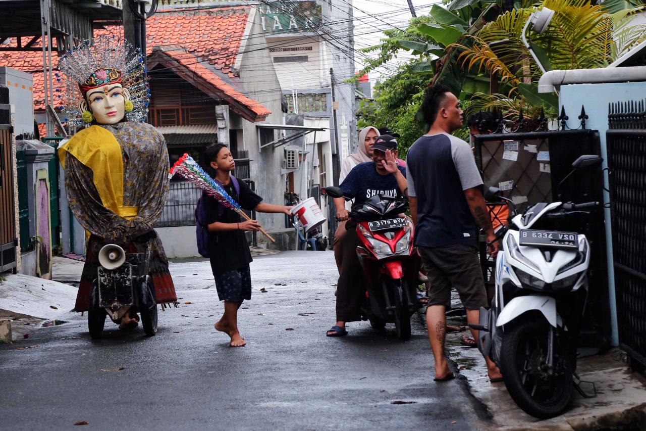 Geliat Pengamen Ondel-ondel...