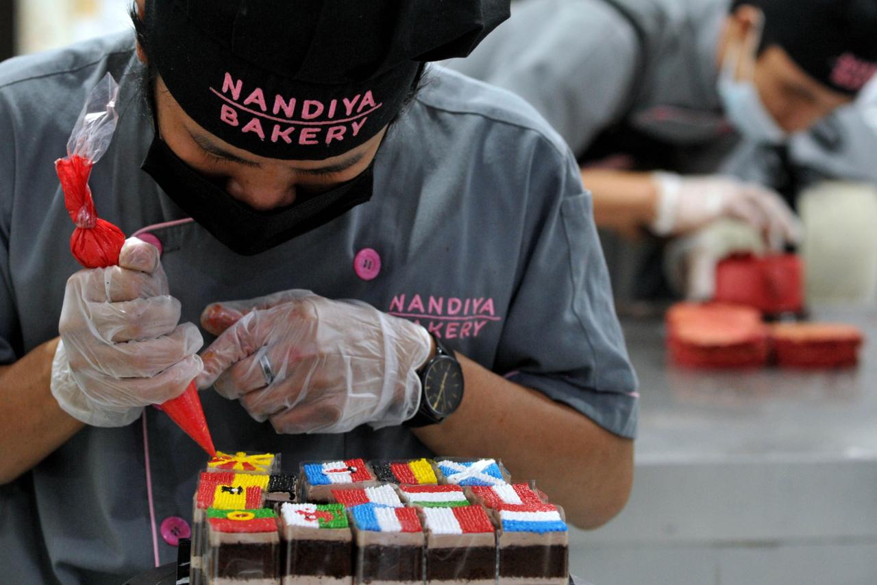 Warna-Warni Kue Bertema...