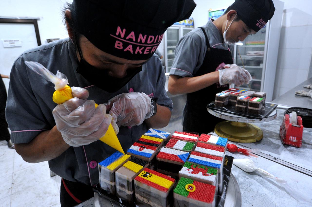 Warna-Warni Kue Bertema...