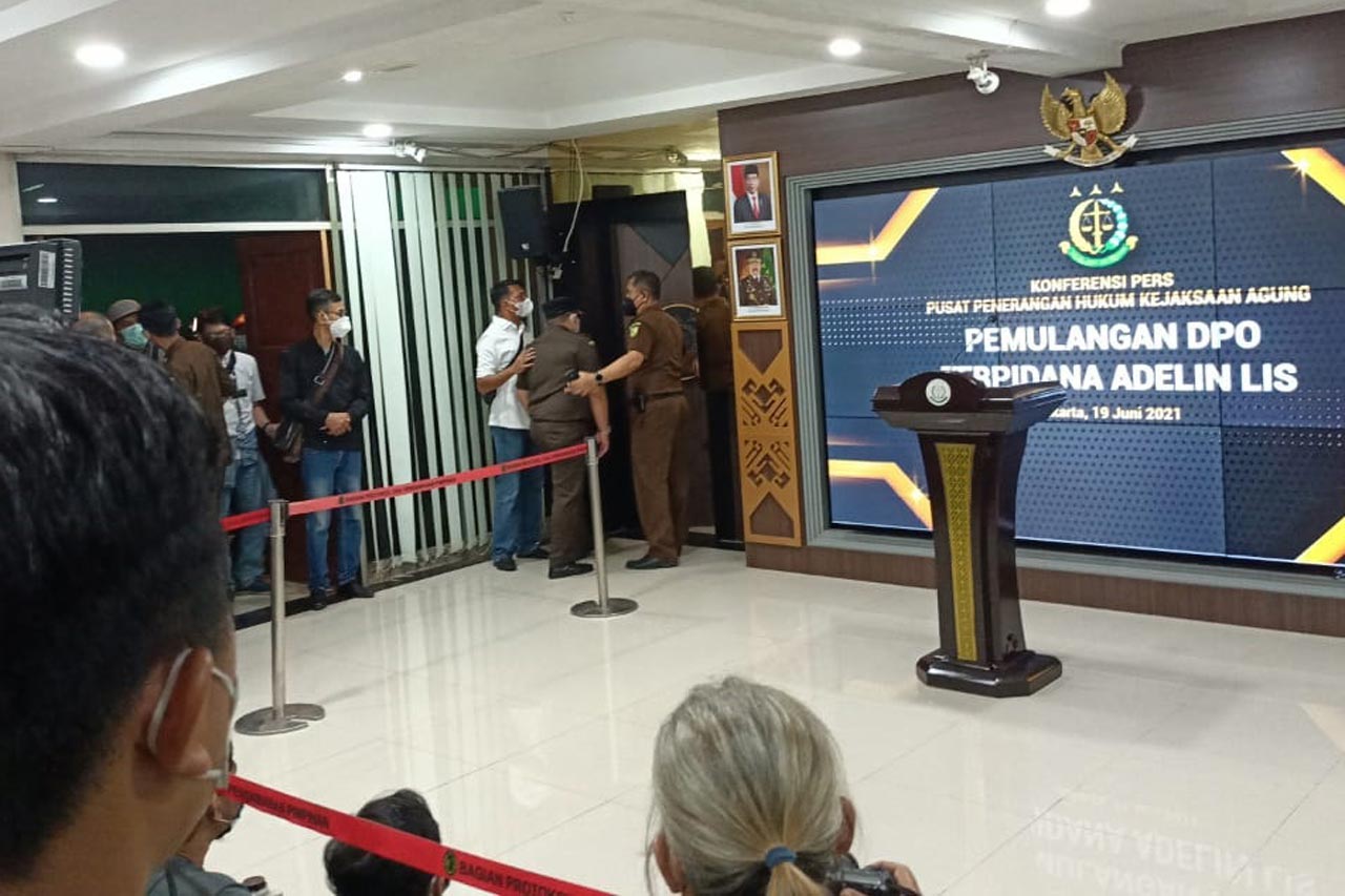 Puluhan Wartawan Menunggu...