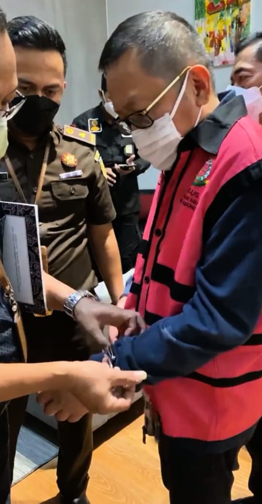 Tangan Diikat dan Berbaju...