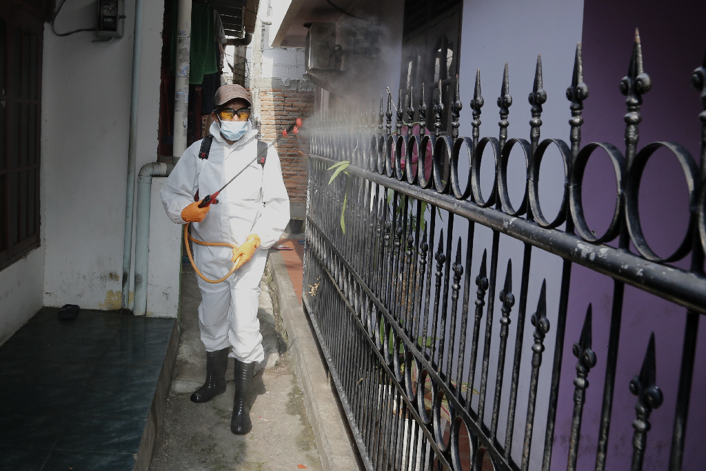 Penyemprotan Disinfektan...