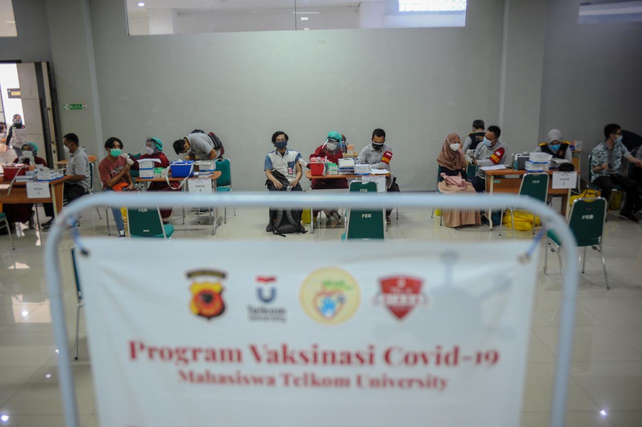 Vaksinasi Covid-19 Bagi...