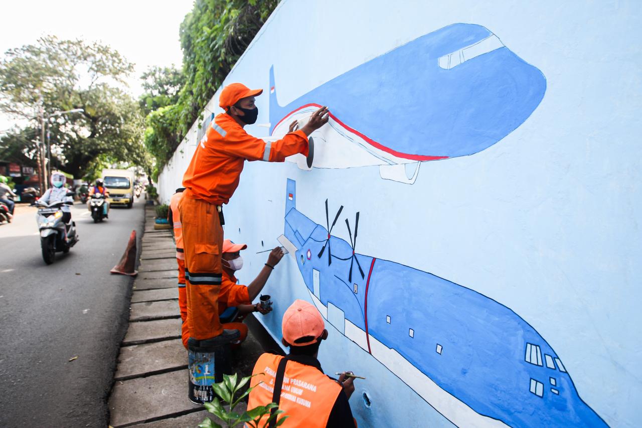 Sambut HUT DKI, Petugas...