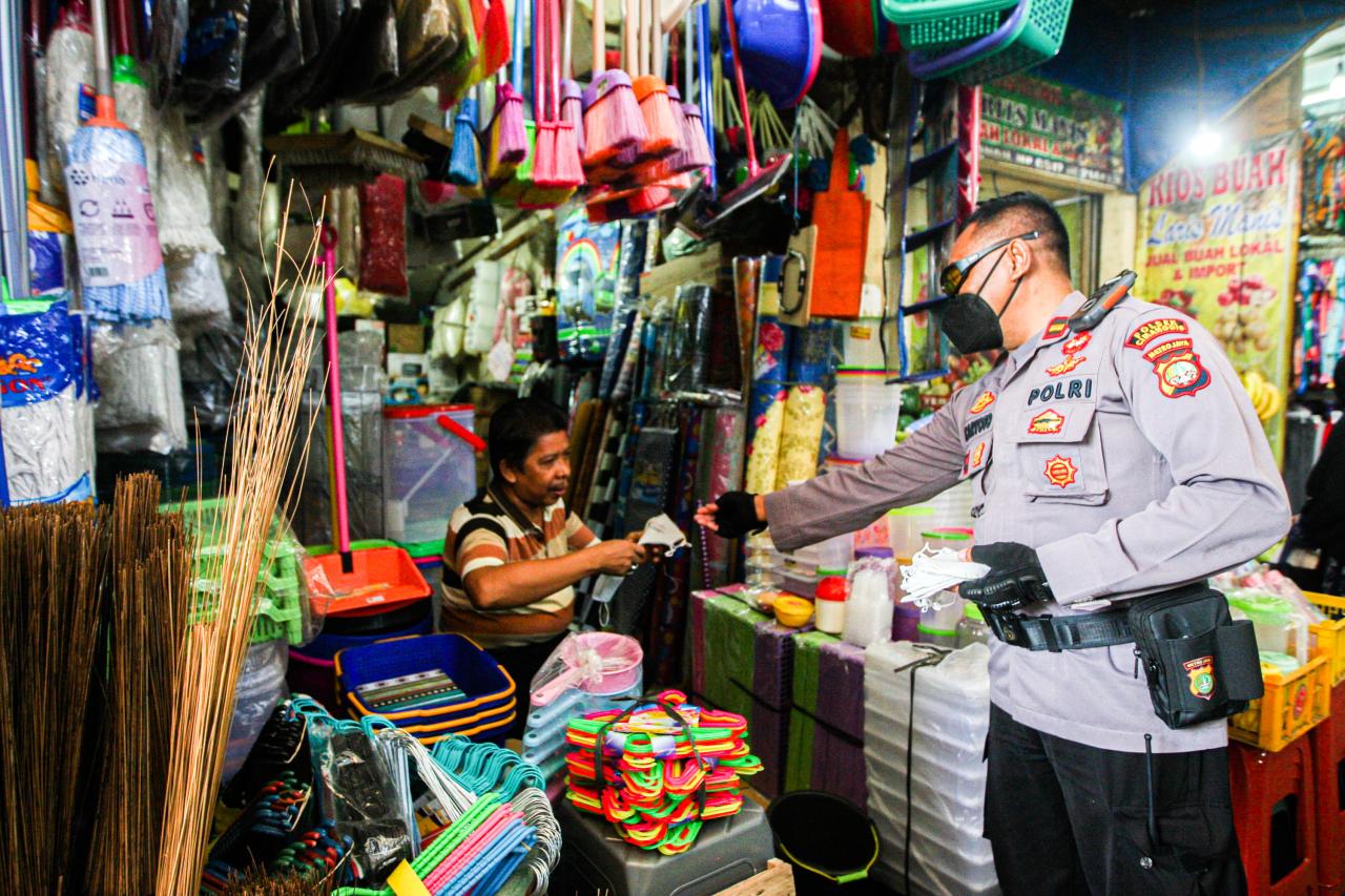 Polisi Grebek Pasar...
