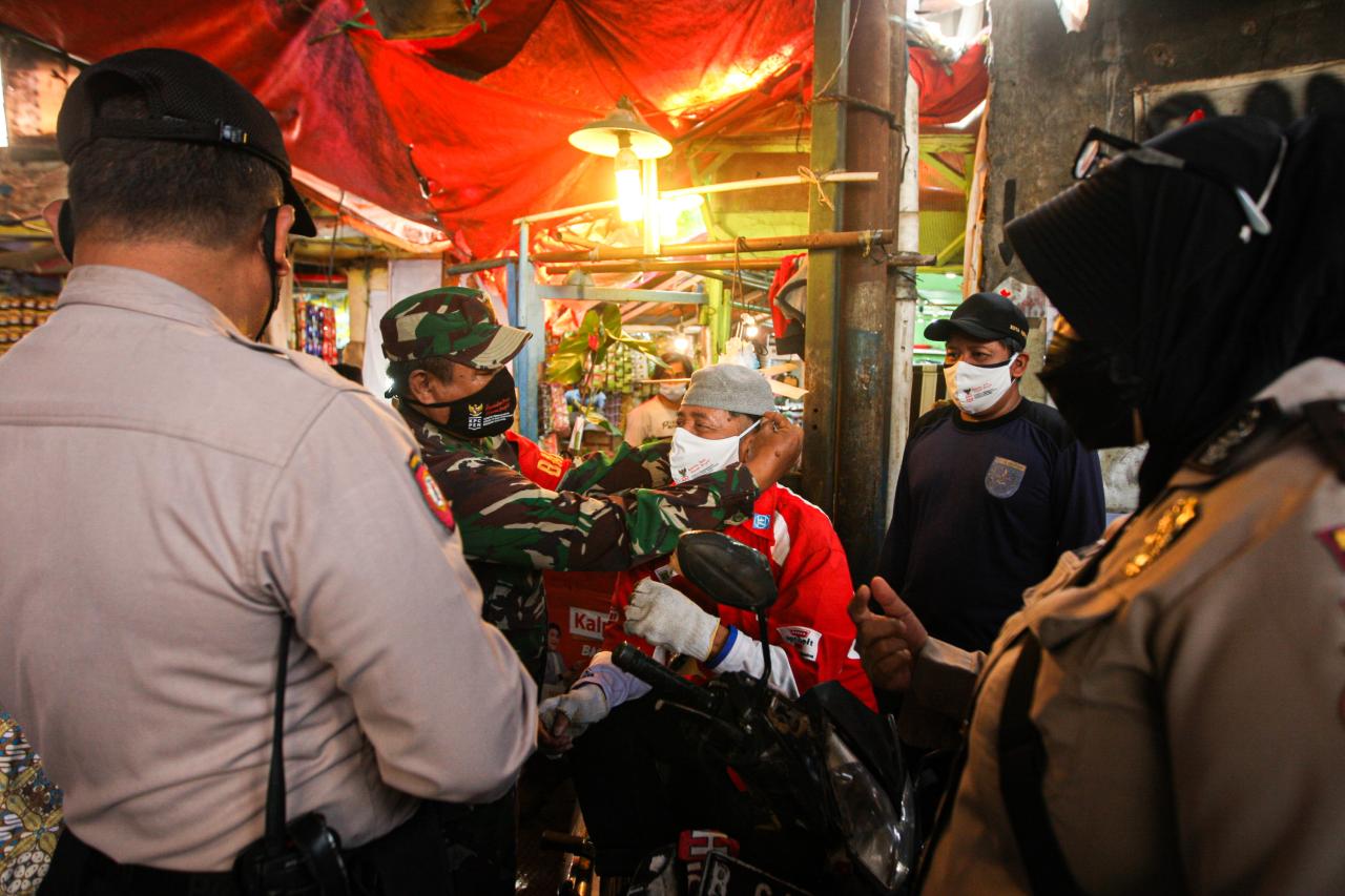 Polisi Grebek Pasar...