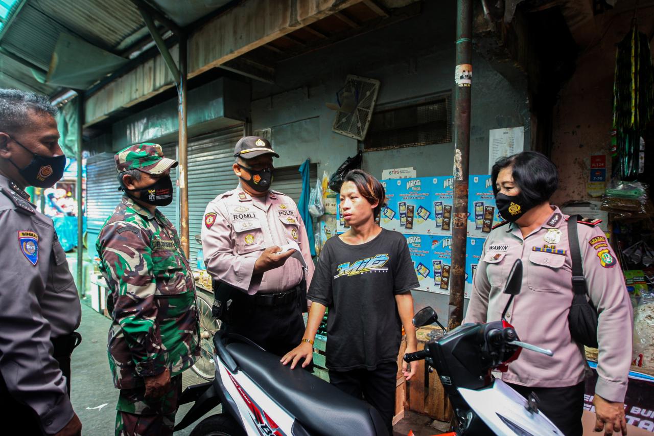 Polisi Grebek Pasar...
