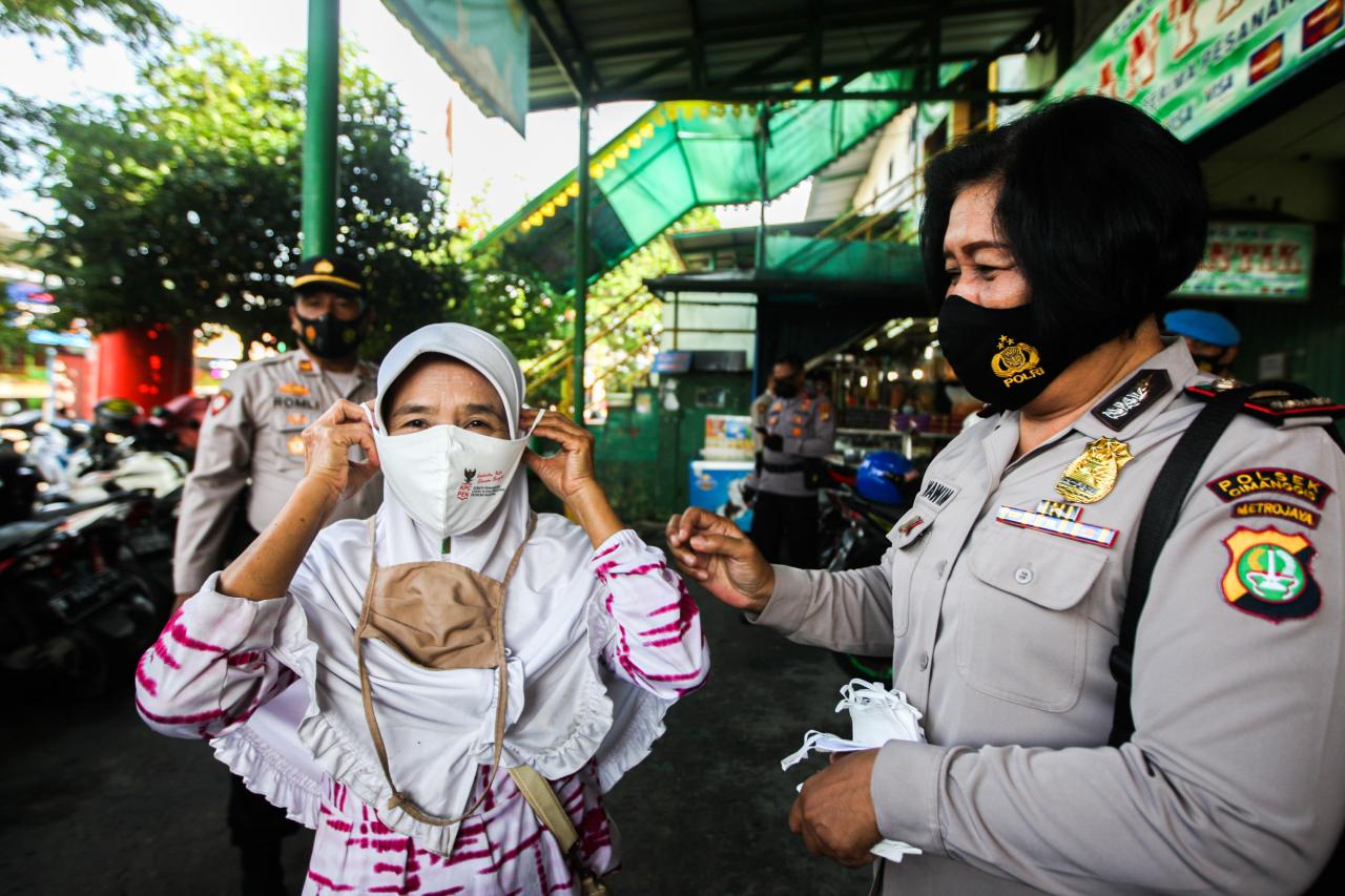 Polisi Grebek Pasar...
