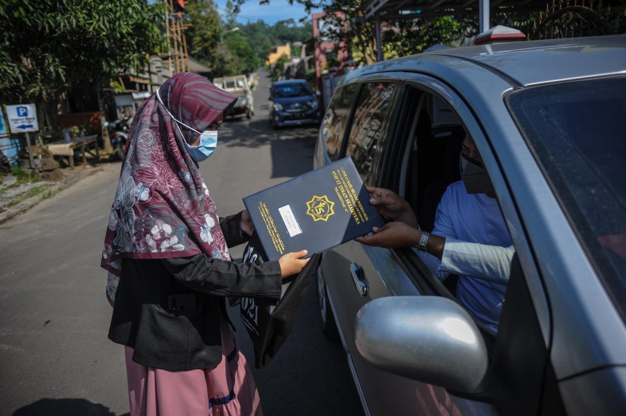 Pembagian Rapor Tanpa...