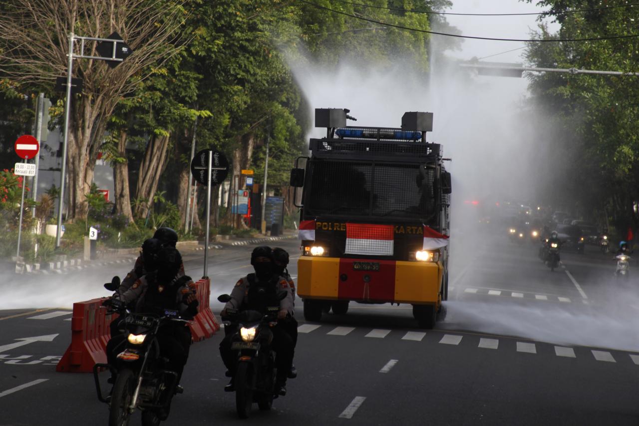 Petugas Gabungan Semprotkan...