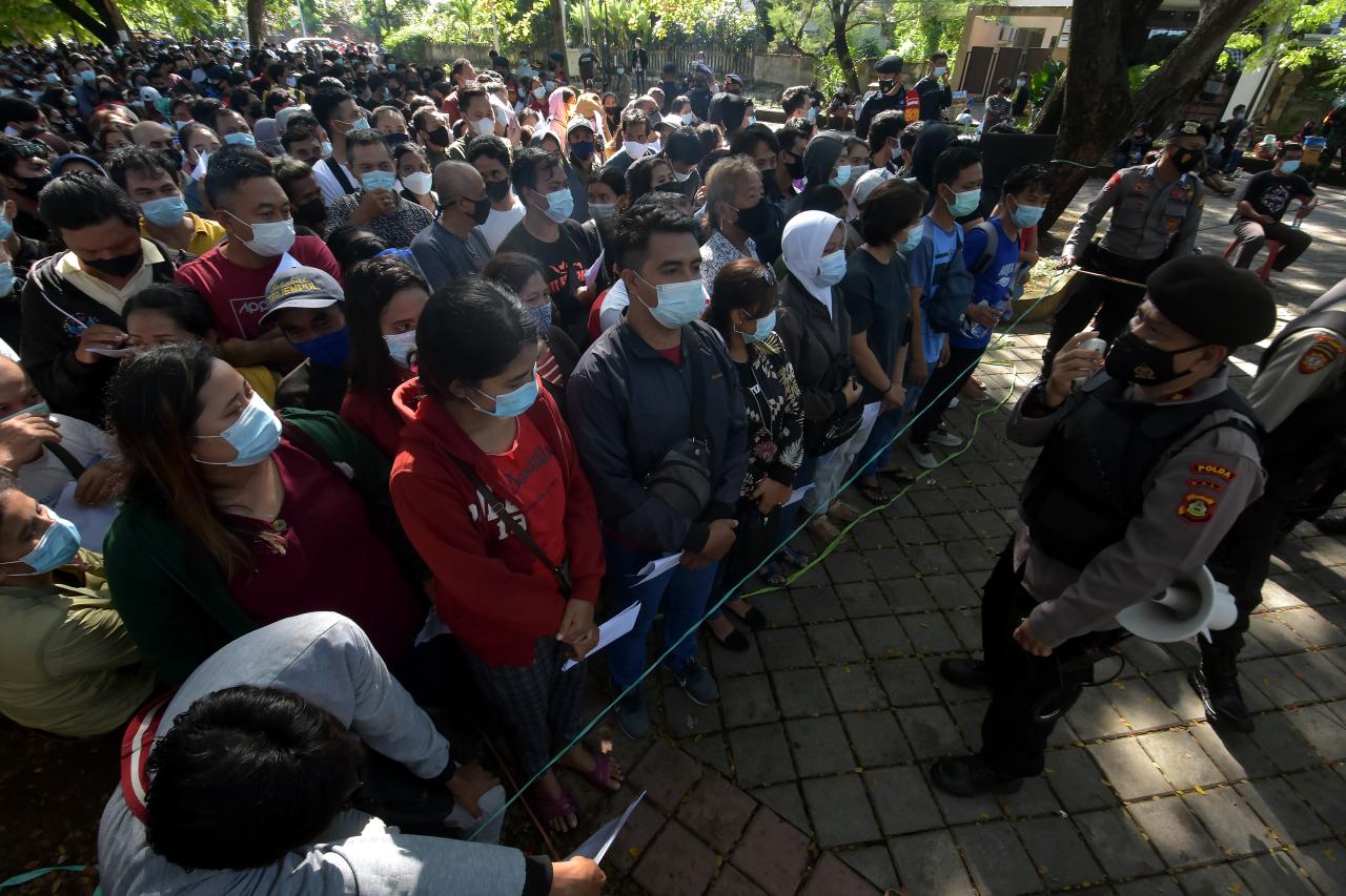 Membludak, Polisi Tertibkan...