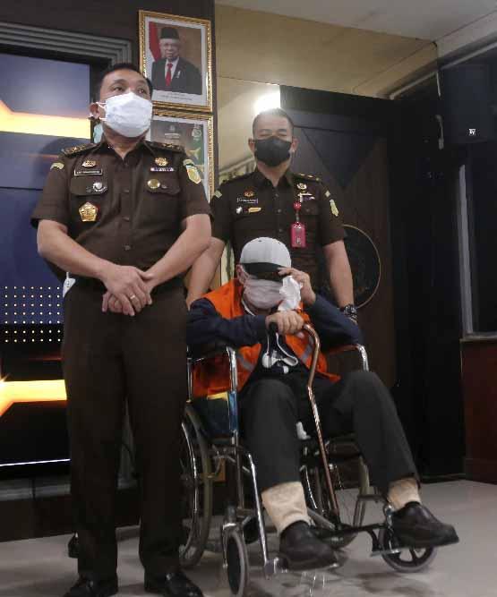 Berkursi Roda dan Berbaju...