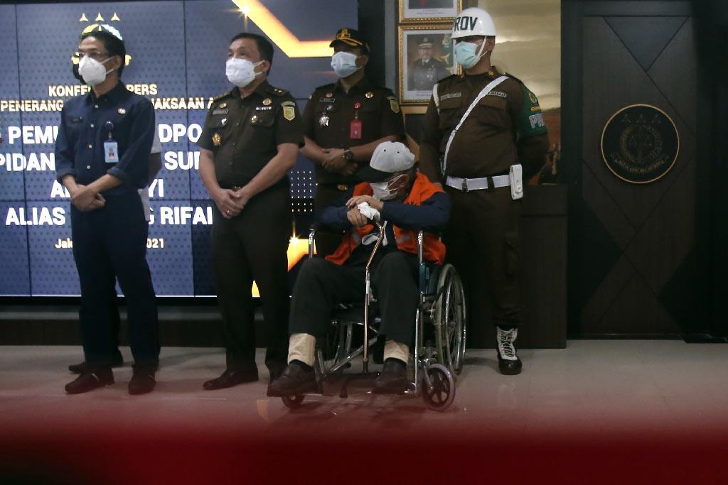 Berkursi Roda dan Berbaju...