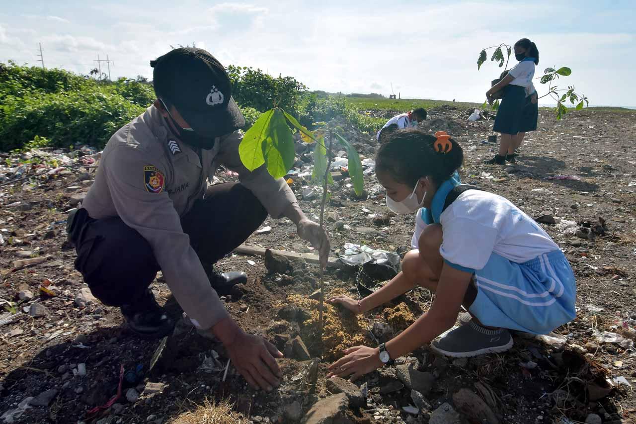 Penanaman Pohon Memperingati...