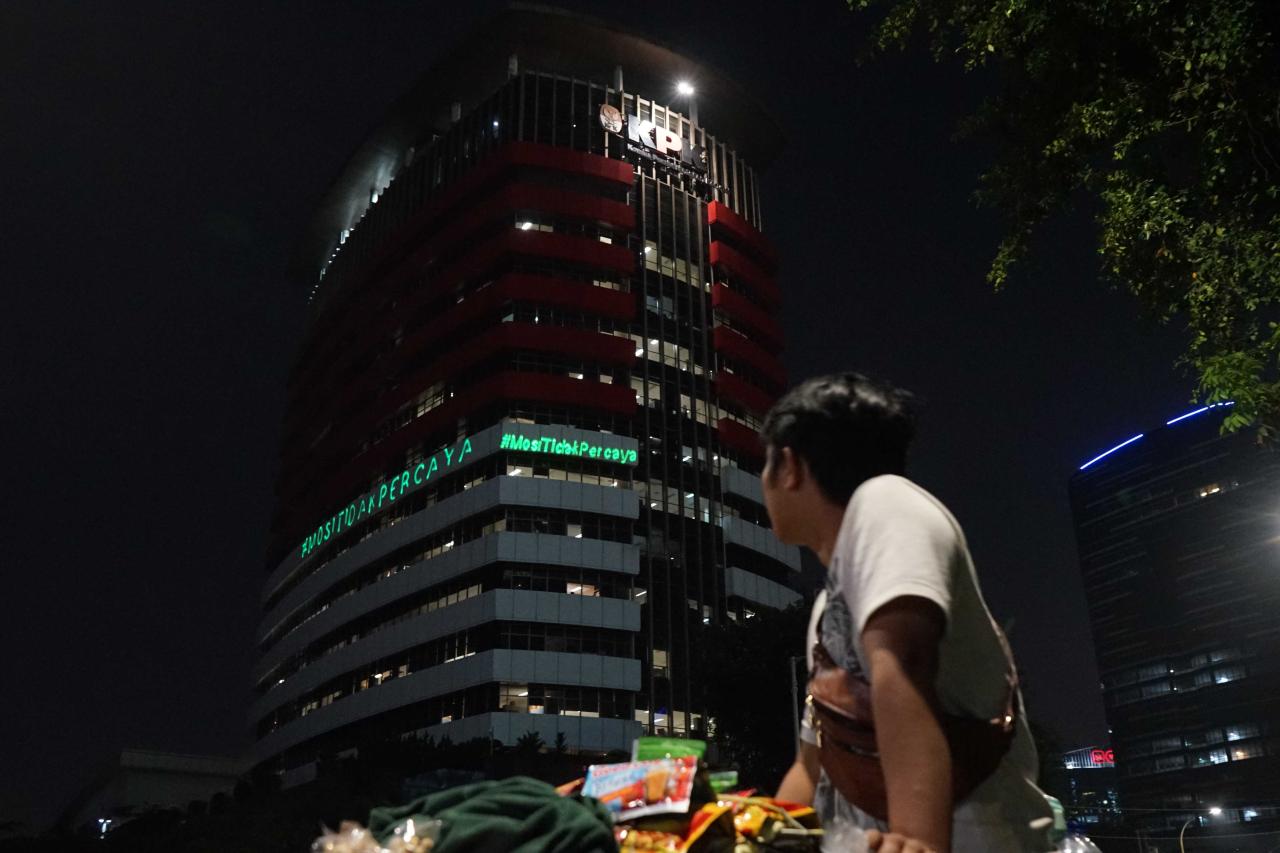 Aktivis Greenpeace Tembakkan...