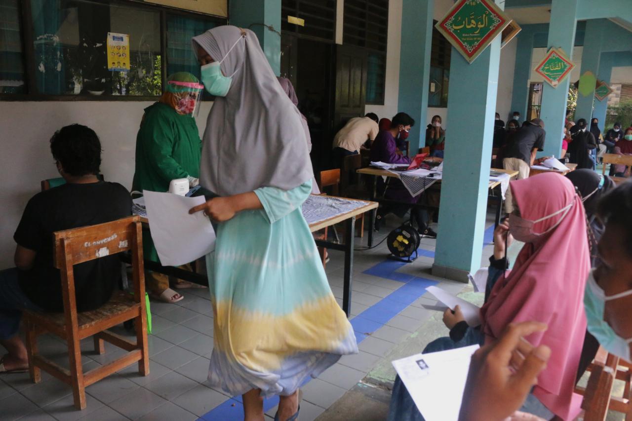 Warga Antusias Jalani...
