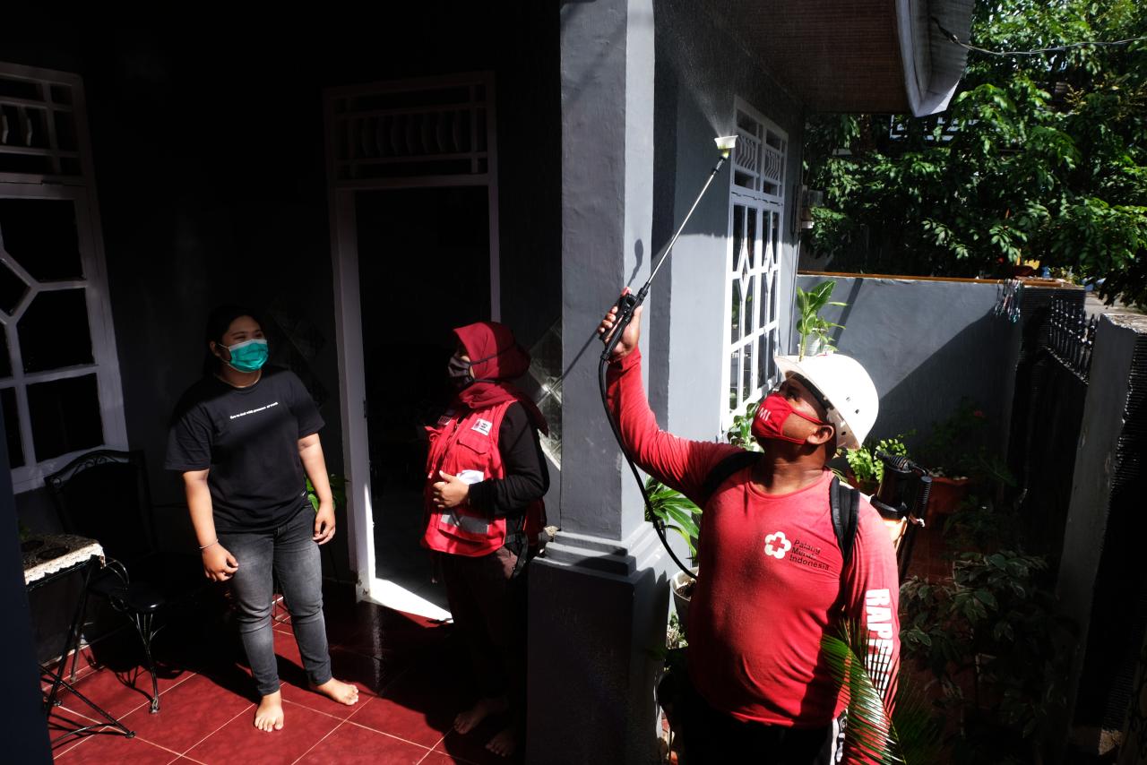 PMI Semprotkan Disinfektan...