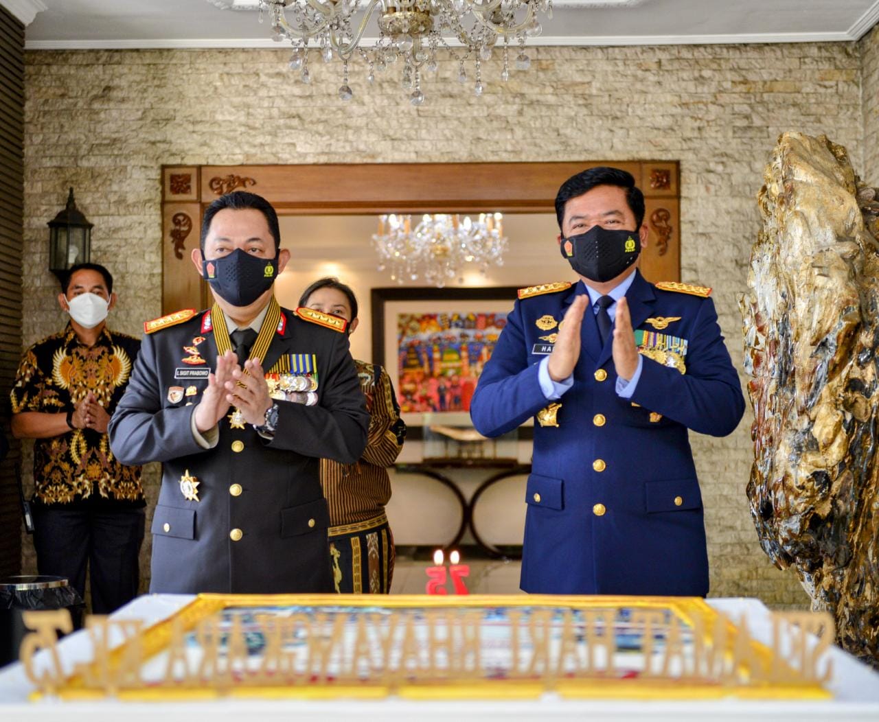 Panglima TNI Berikan...