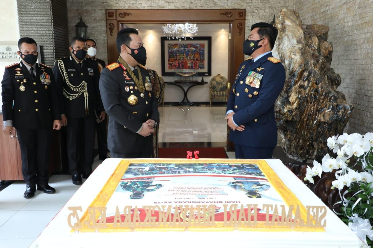 Panglima TNI Berikan...