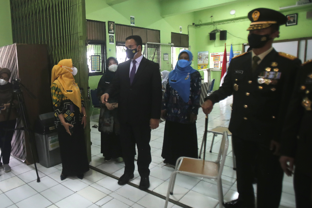 Anies Baswedan Tinjau...