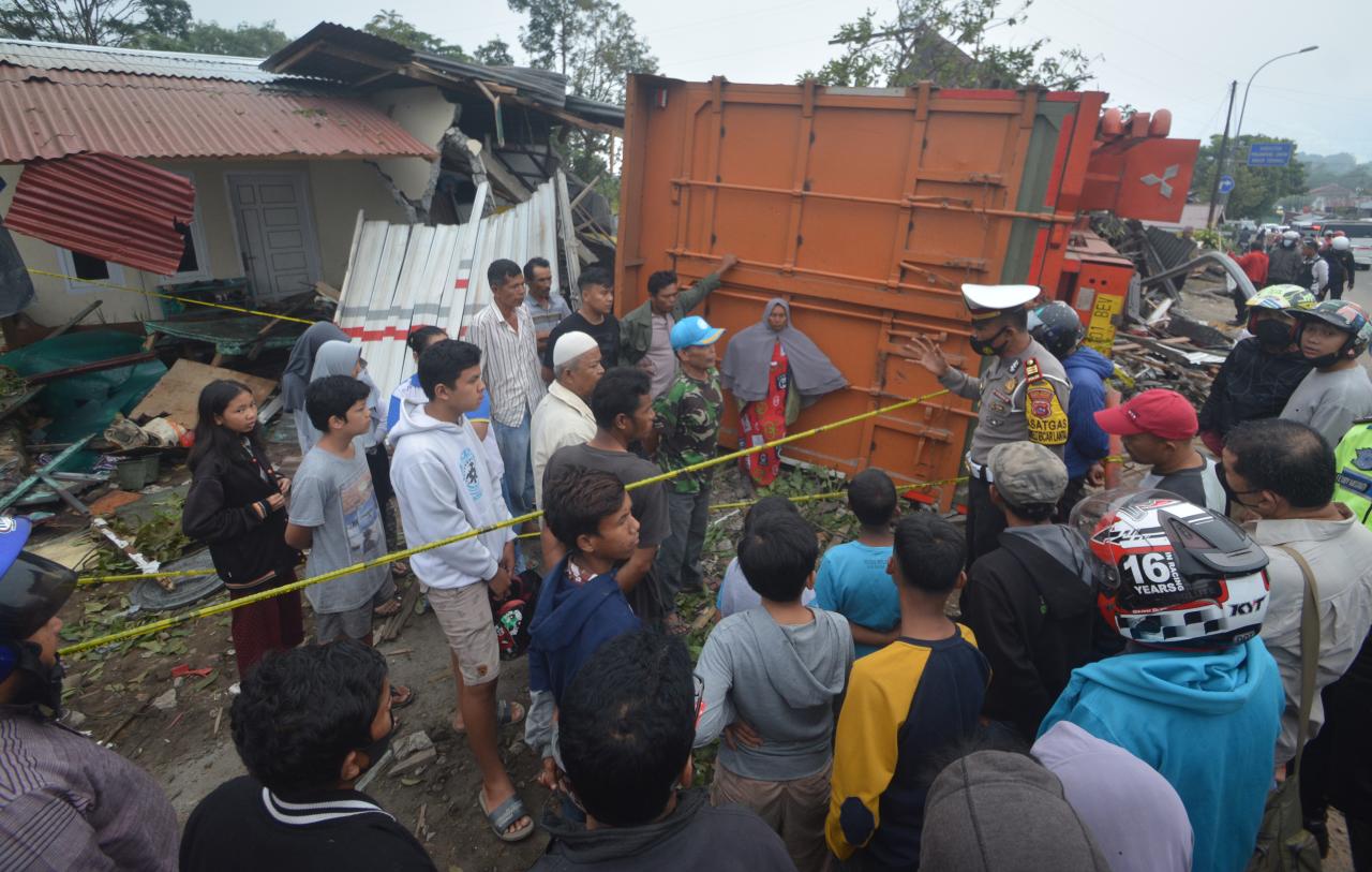 Truk Tabrak Rumah dan...