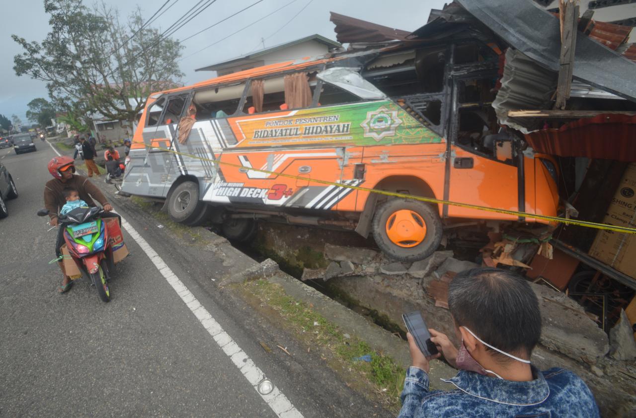 Truk Tabrak Rumah dan...