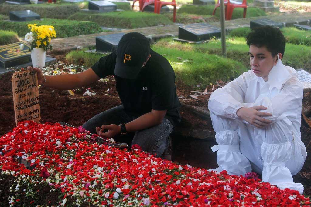 Suasana Haru Iringi...