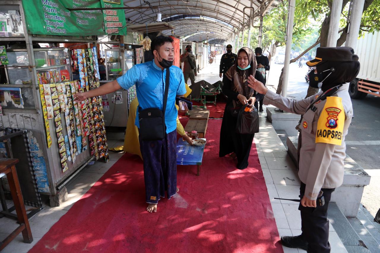 Nekat Buka di Masa PPKM...