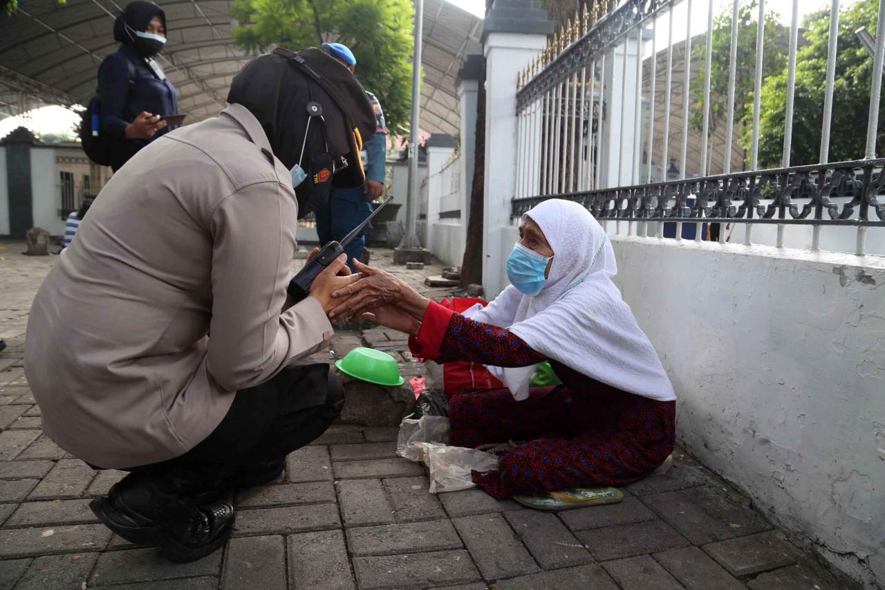 Aparat Bubarkan Peziarah...