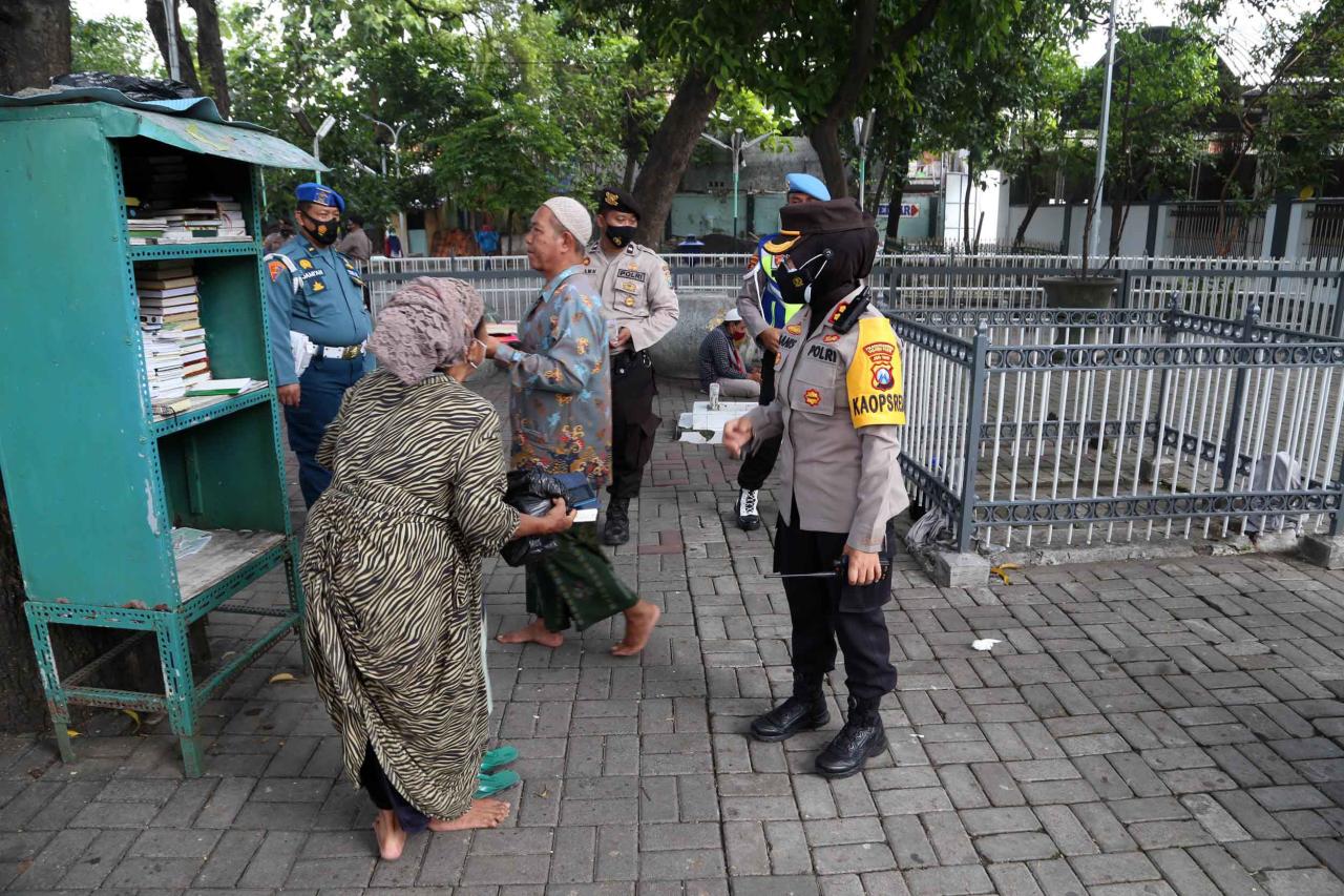 Aparat Bubarkan Peziarah...