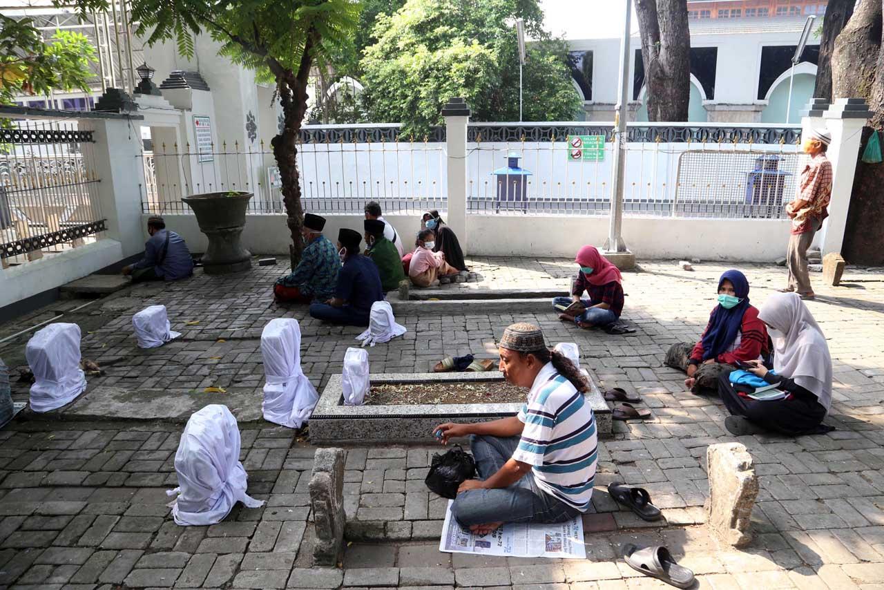 Aparat Bubarkan Peziarah...
