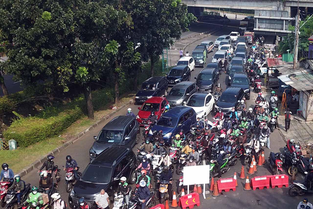 Bintaro Disekat, Antrean...