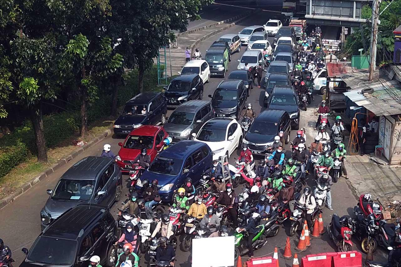 Bintaro Disekat, Antrean...