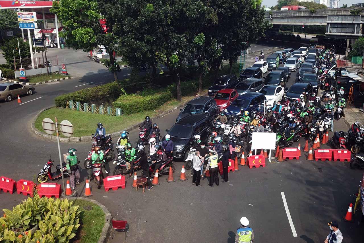 Bintaro Disekat, Antrean...
