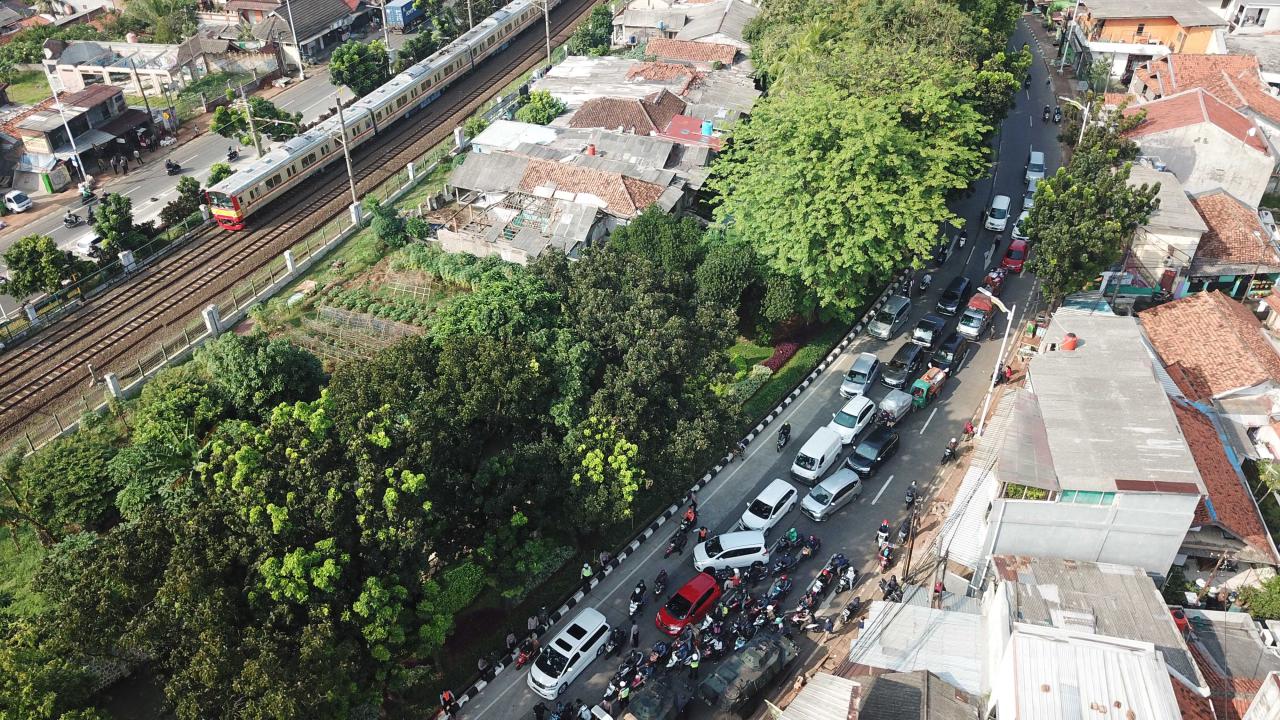 Panser TNI Masih Sekat...