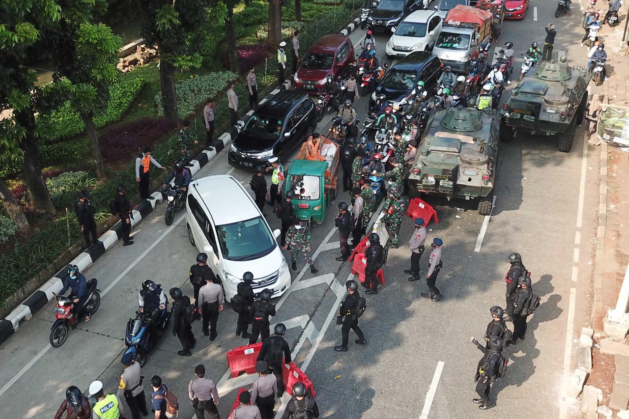 Panser TNI Masih Sekat...
