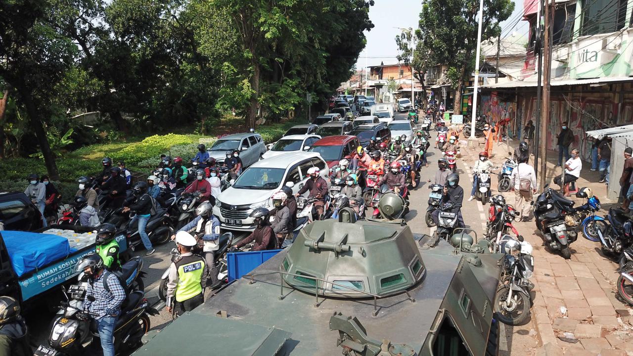 Panser TNI Masih Sekat...