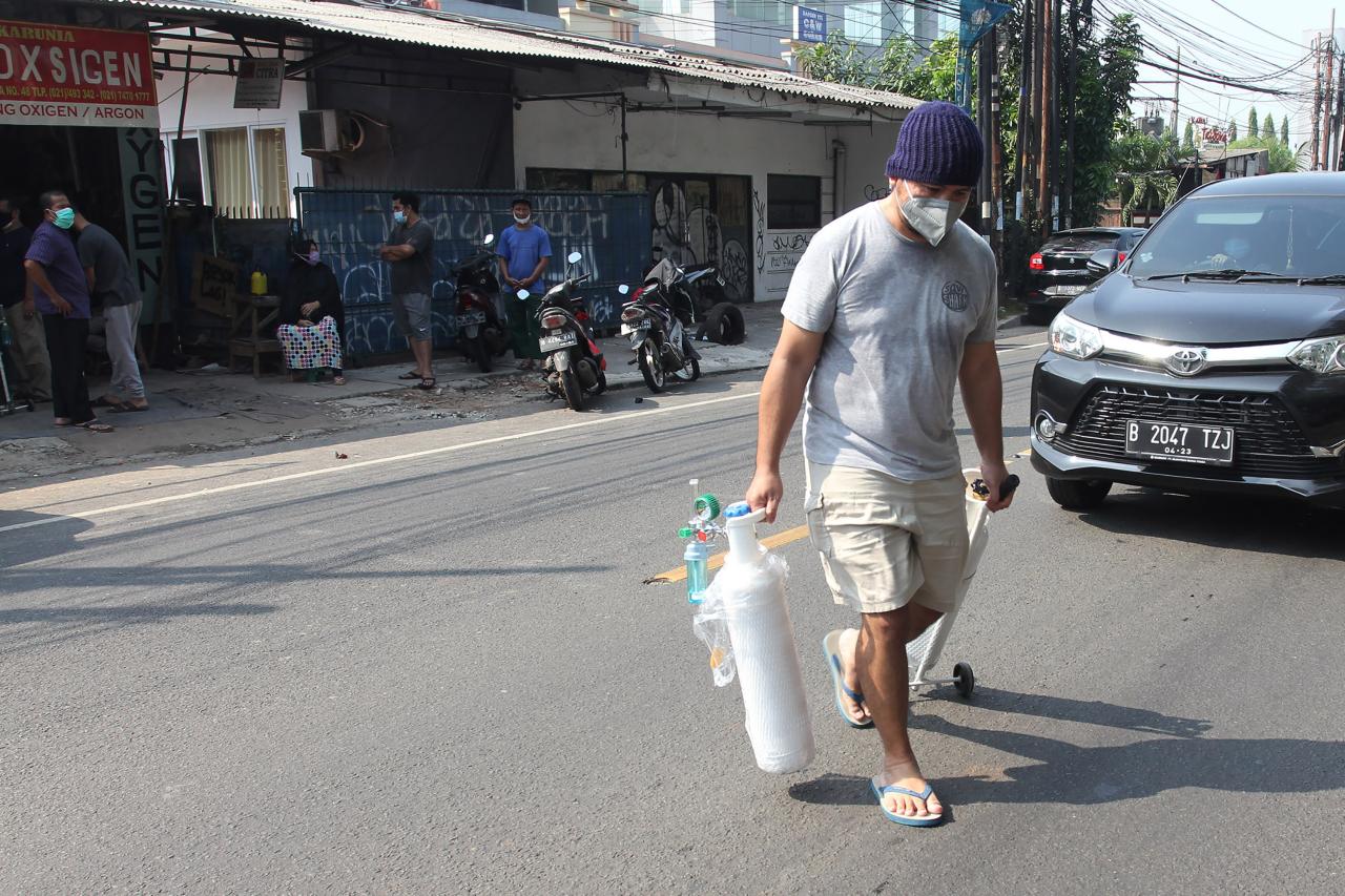 Antrean Warga Saat Mengisi...