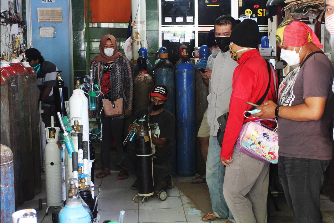 Antrean Warga Saat Mengisi...