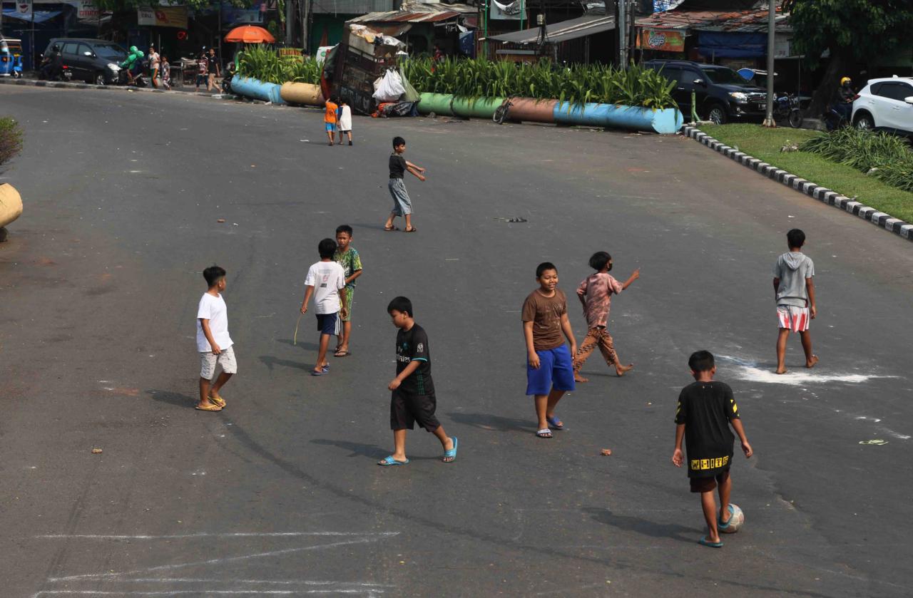 Bermain Bola di Jalan...