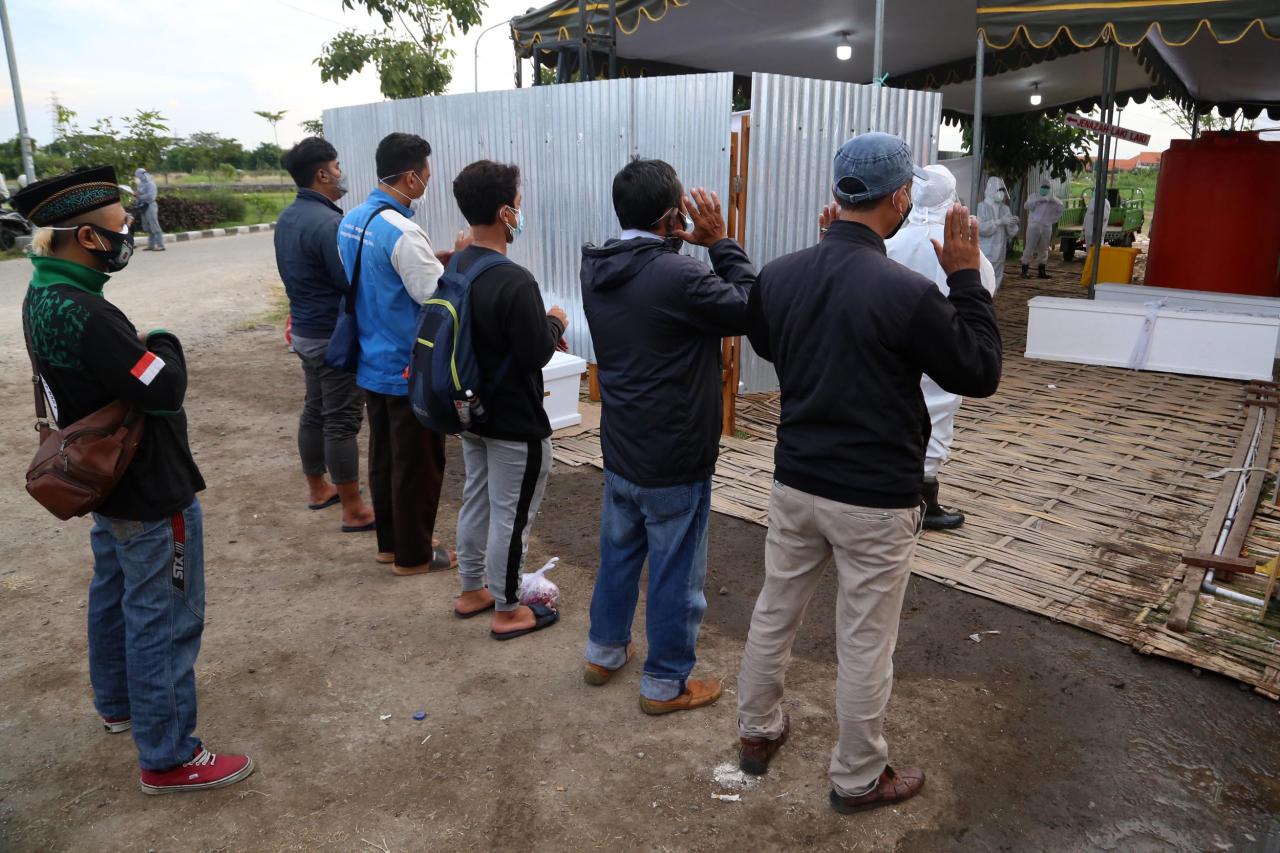 Bikin Haru, Kerabat...