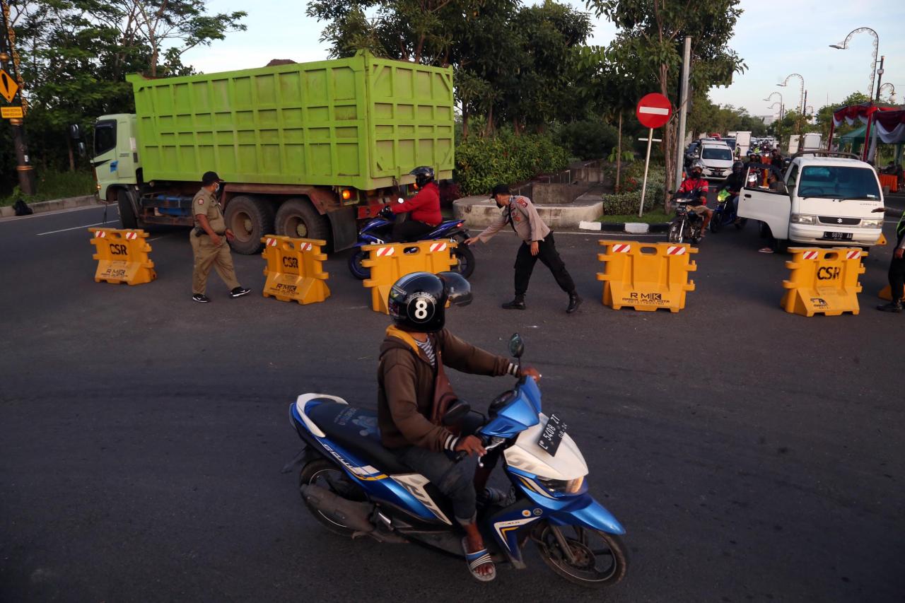 Polisi Tutup Akses Masuk...