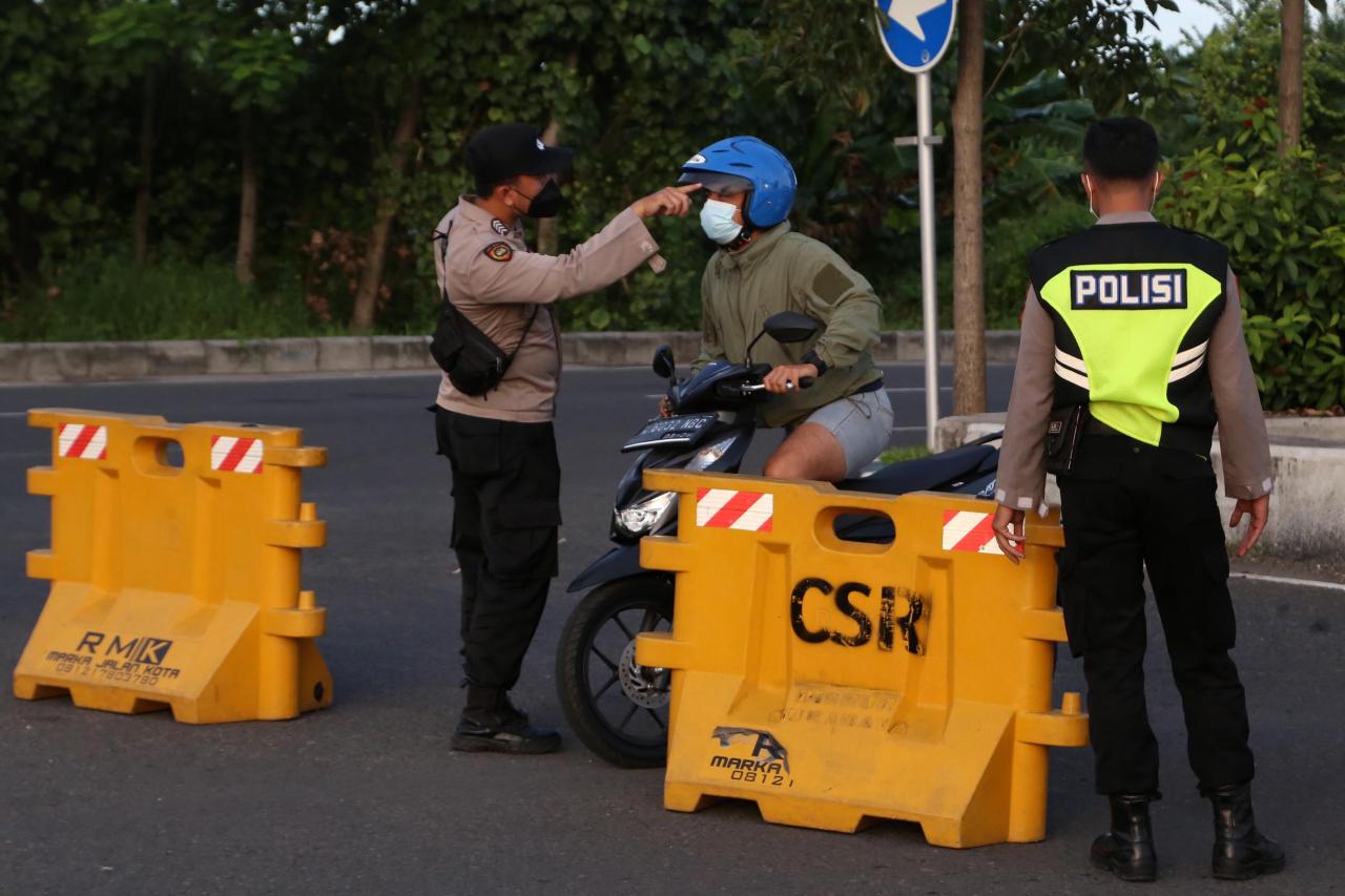 Polisi Tutup Akses Masuk...