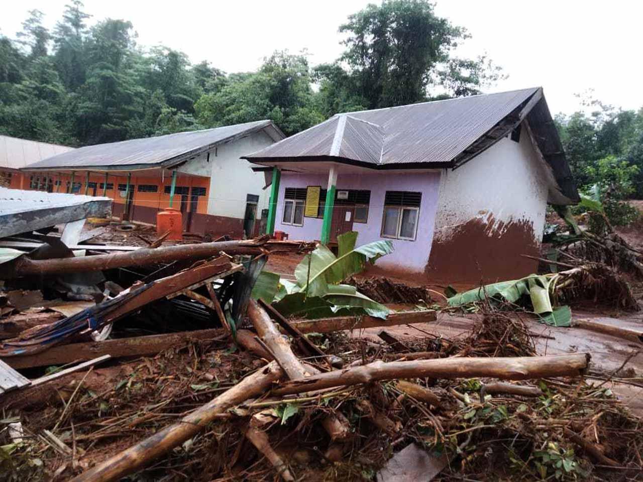 Banjir Bandang Terjang...