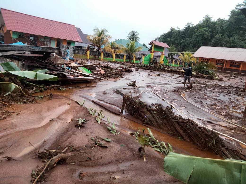 Banjir Bandang Terjang...
