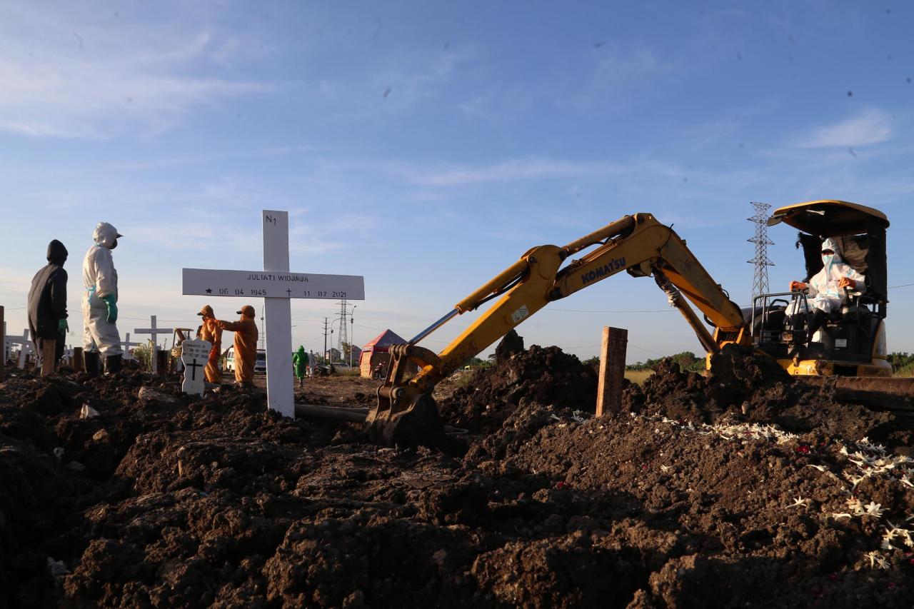 Petugas Makam Kewalahan,...