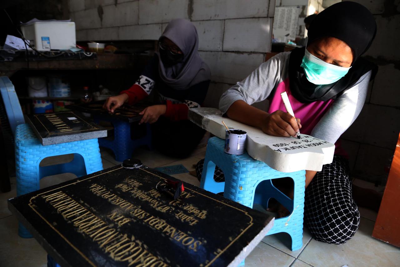 Perajin Batu Nisan Raup...