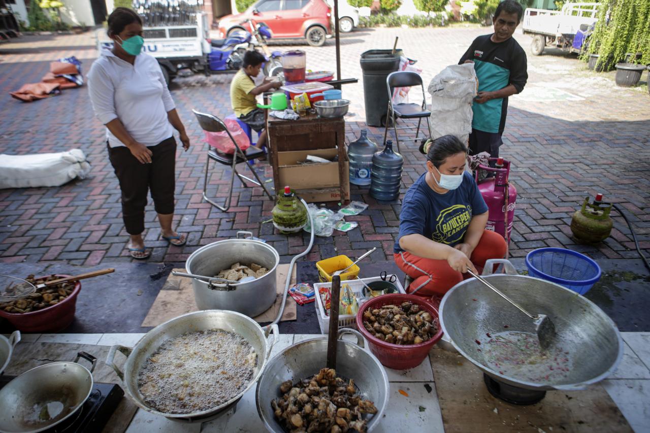 Dapur Umum Bantu Warga...